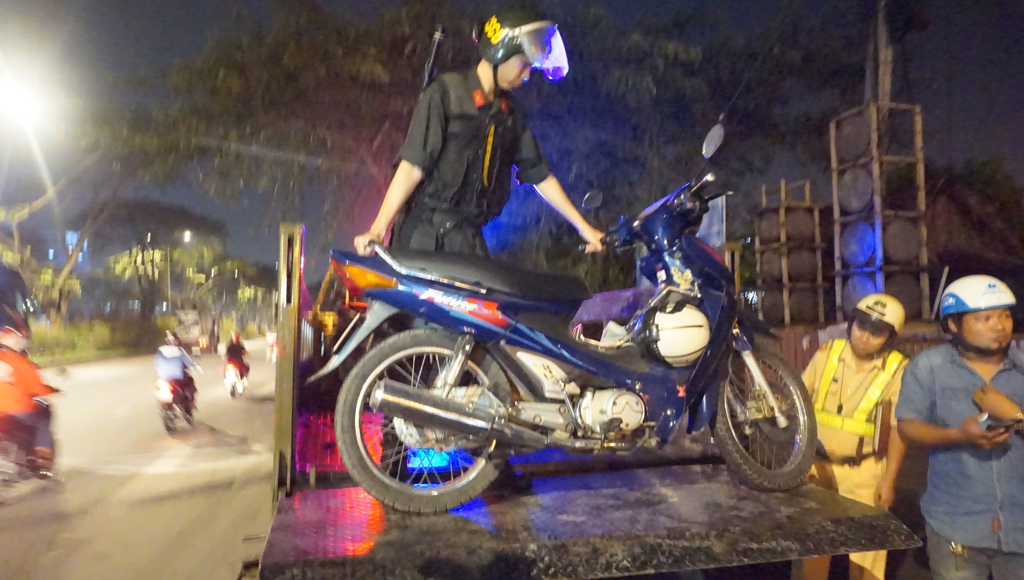 Khoe quen “ông này, bà kia” thách thức CSGT - Ảnh 4.