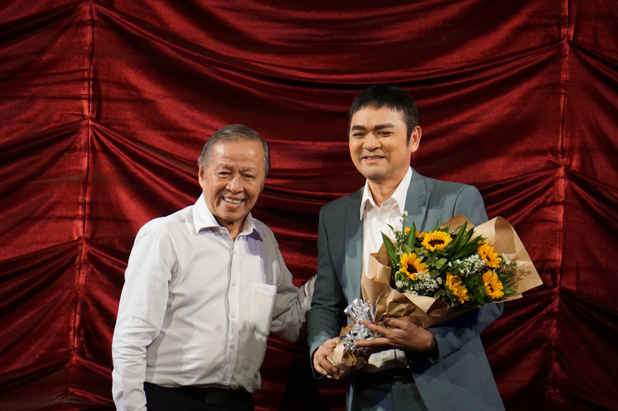 Khóc, cười với Minh Nhí qua Cánh đồng rực lửa - Ảnh 4.