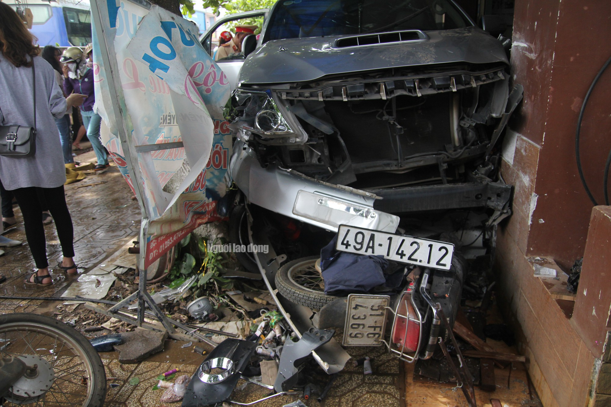 "Xế hộp" lao vào nhà dân, một phụ nữ ngồi trước nhà tử vong