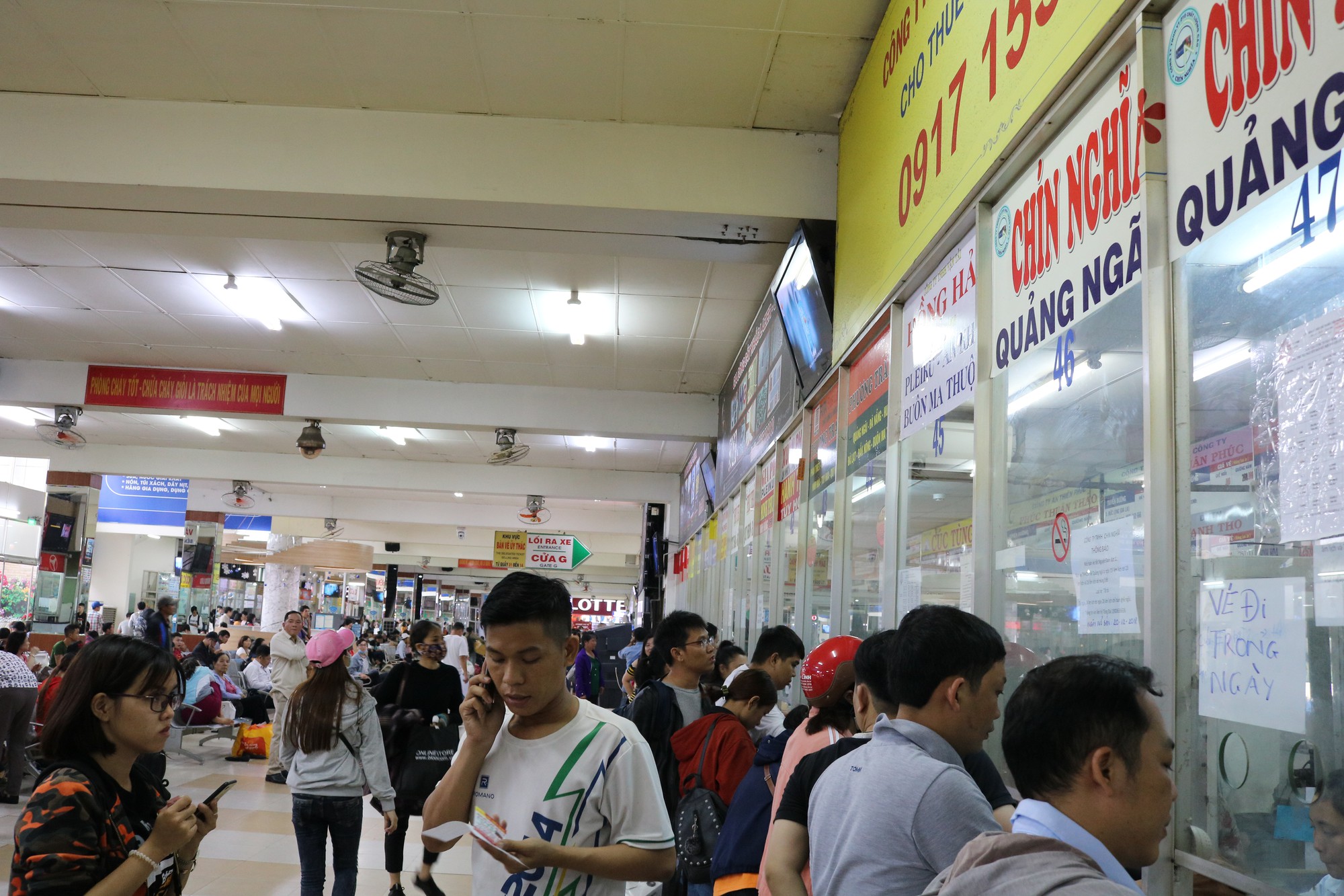 Đ&ocirc;ng nghẹt người đi nghỉ Tết Dương lịch, nhiều tuyến đường TP HCM kẹt cứng - Ảnh 5.
