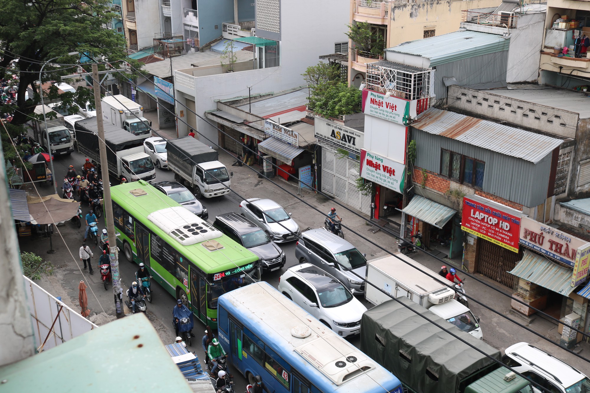 Đ&ocirc;ng nghẹt người đi nghỉ Tết Dương lịch, nhiều tuyến đường TP HCM kẹt cứng - Ảnh 1.