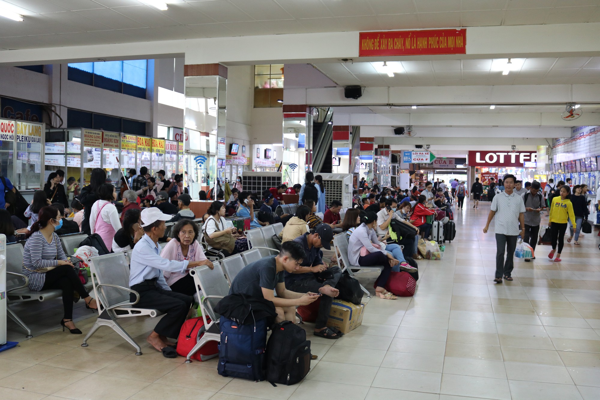 Đ&ocirc;ng nghẹt người đi nghỉ Tết Dương lịch, nhiều tuyến đường TP HCM kẹt cứng - Ảnh 4.