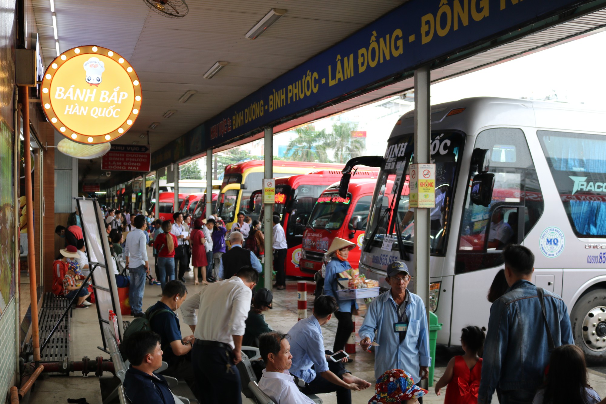 Đ&ocirc;ng nghẹt người đi nghỉ Tết Dương lịch, nhiều tuyến đường TP HCM kẹt cứng - Ảnh 6.
