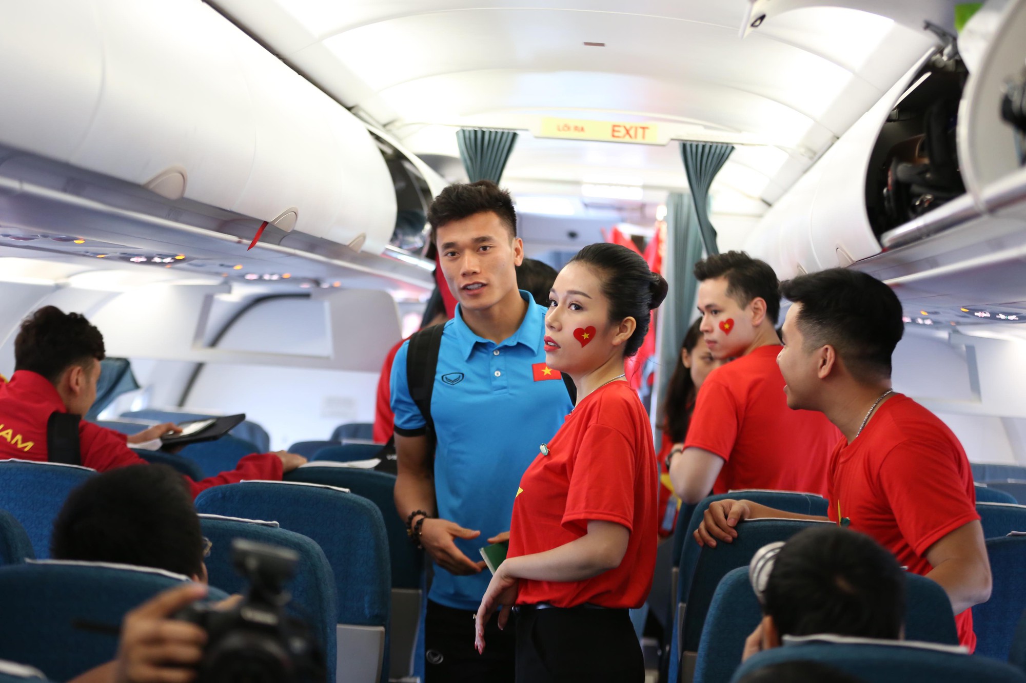 Tuyển Việt Nam bay về Hà Nội, chuẩn bị lấy vé vào chung kết - Ảnh 2.