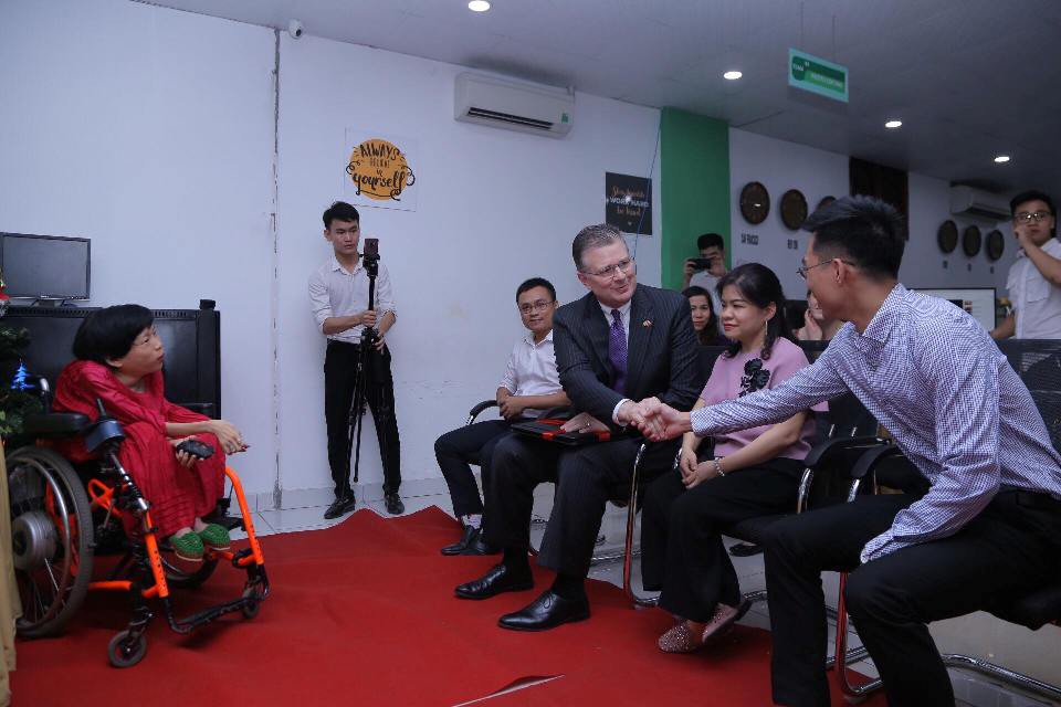 Xúc động hình ảnh Đại sứ Mỹ trò chuyện cùng người khuyết tật - Ảnh 8.