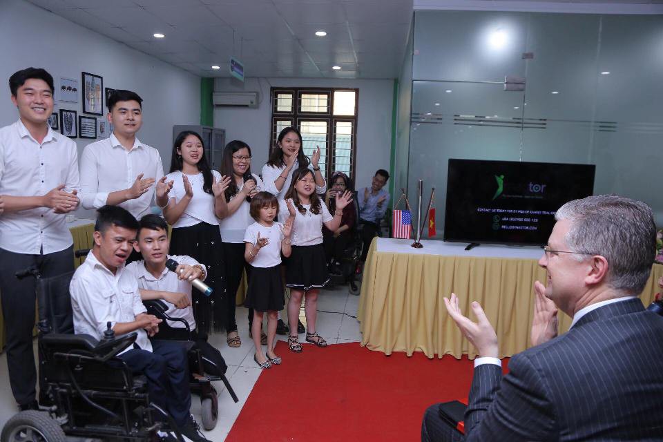 Xúc động hình ảnh Đại sứ Mỹ trò chuyện cùng người khuyết tật - Ảnh 11.
