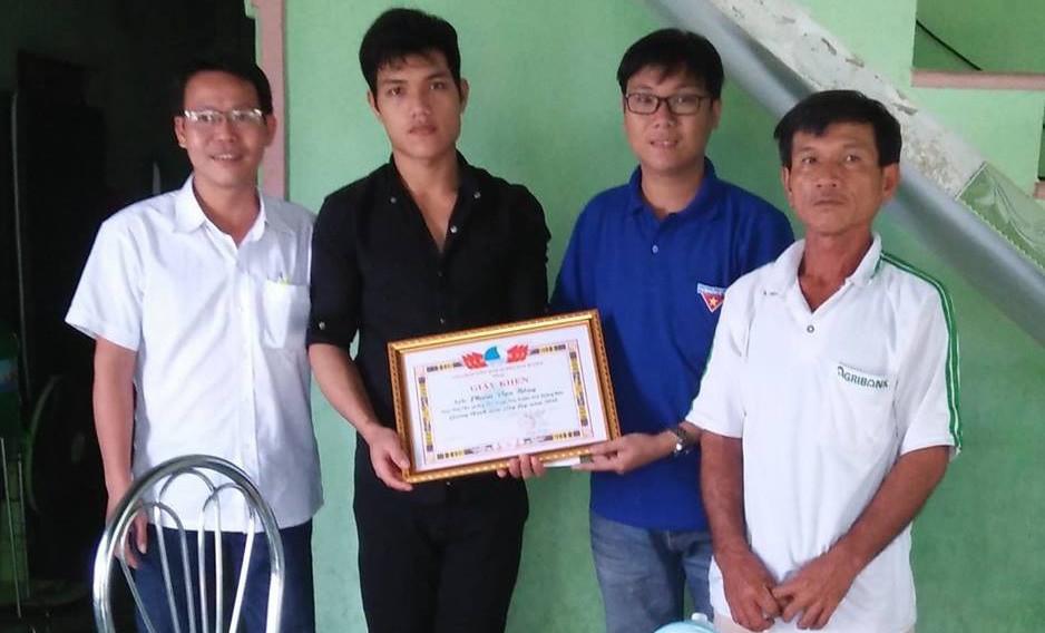 Soái ca nhảy sông cứu người bị nạn được khen thưởng - Ảnh 1.