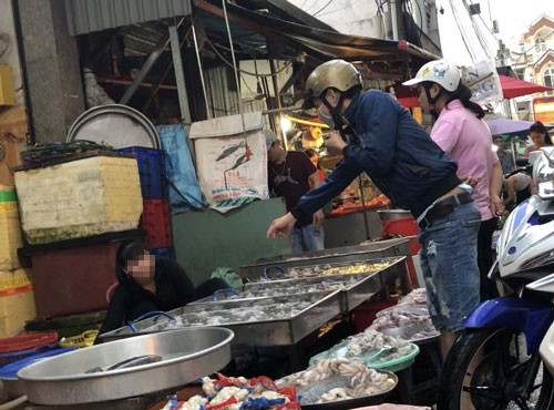 THỰC PHẨM BẨN TUỒN VỀ CHỢ CÔNG NHÂN (*): Đi chợ cùng công nhân - Ảnh 1.