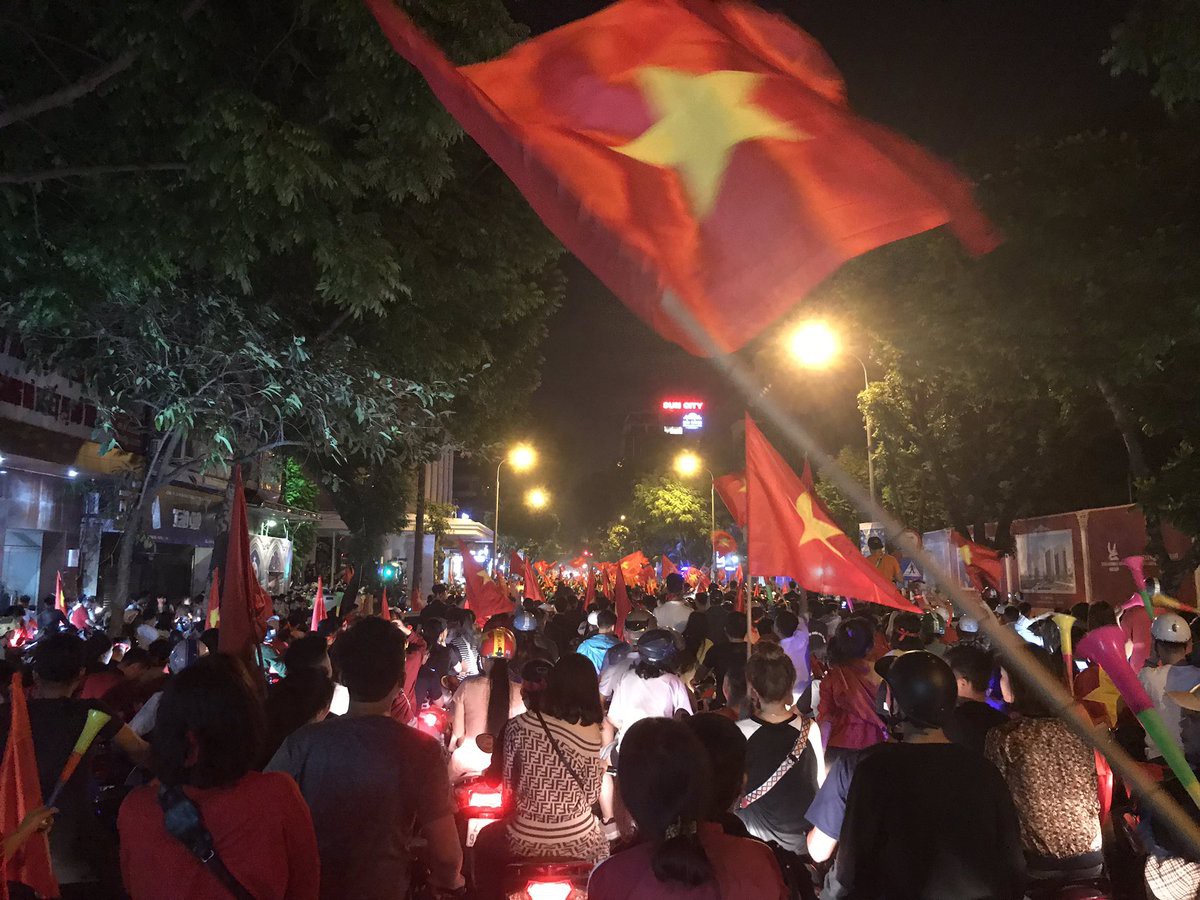B&aacute;o nước ngo&agrave;i cho&aacute;ng ngợp bởi m&agrave;n ăn mừng của CĐV Việt Nam - Ảnh 3.