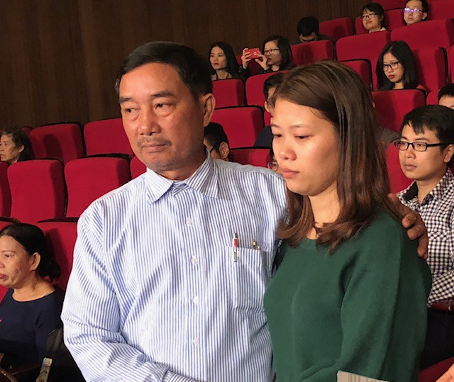 Vợ trẻ người hiến tim rơi lệ gặp người nhận tr&aacute;i tim của chồng - Ảnh 2.