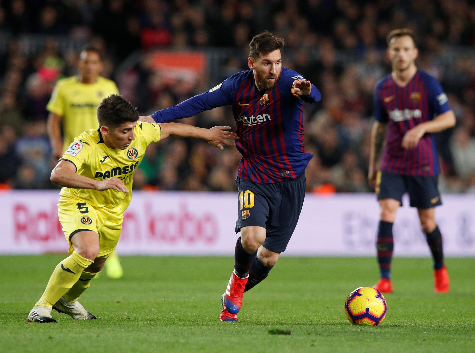 Nhấn ch&igrave;m T&agrave;u ngầm v&agrave;ng, Barcelona t&aacute;i chiếm ng&ocirc;i đầu La Liga - Ảnh 3.