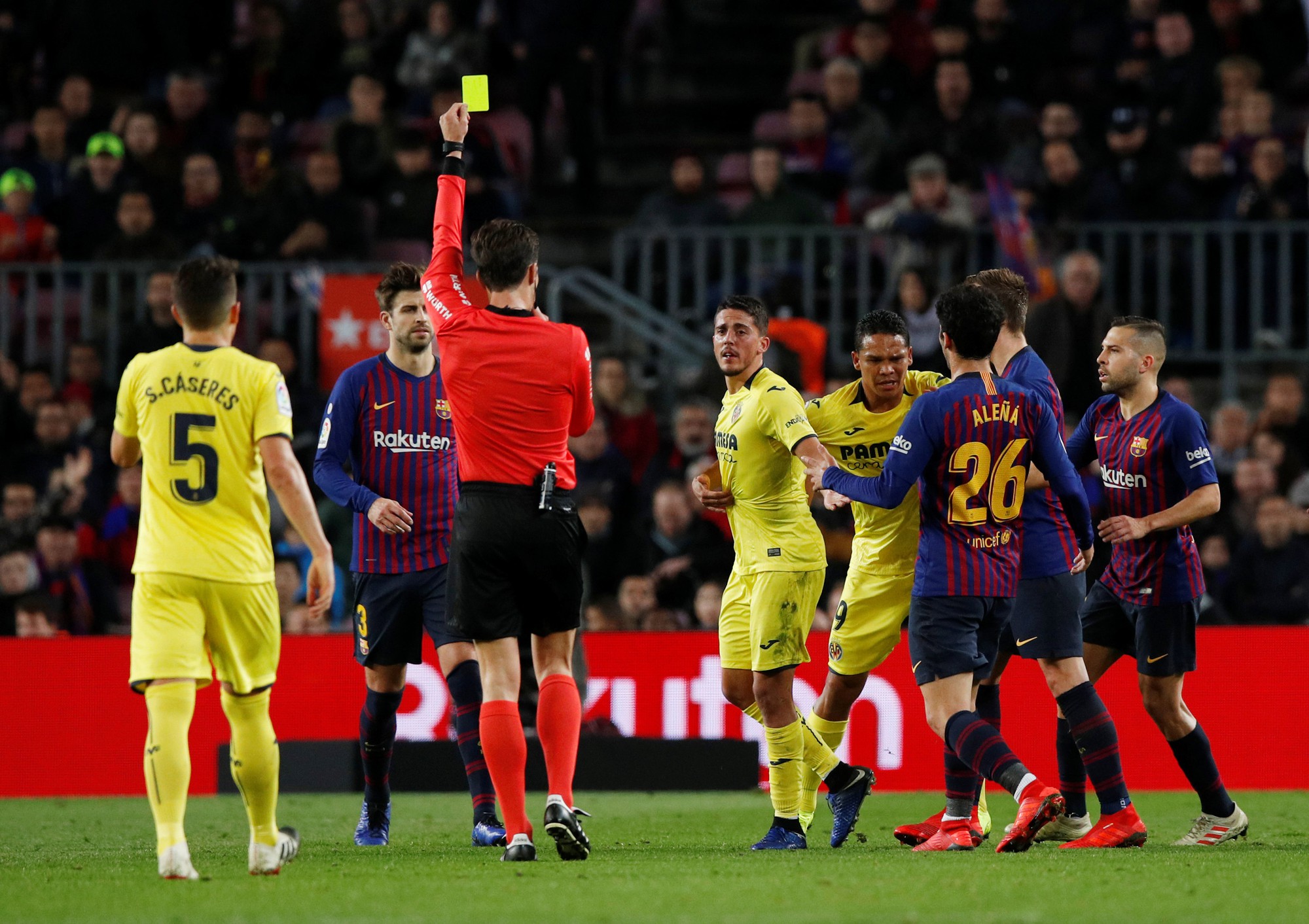 Nhấn ch&igrave;m T&agrave;u ngầm v&agrave;ng, Barcelona t&aacute;i chiếm ng&ocirc;i đầu La Liga - Ảnh 2.