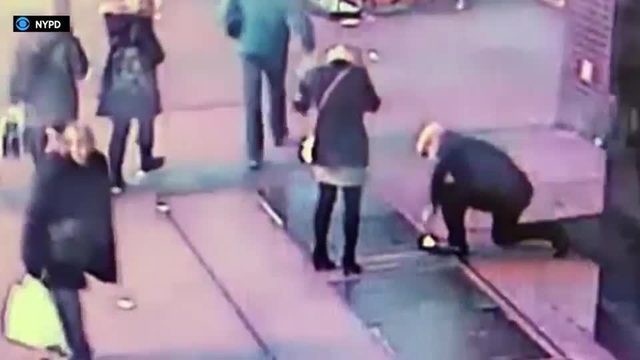 Cảnh s&aacute;t New York xuống cống t&igrave;m nhẫn trả lại du kh&aacute;ch - Ảnh 1.