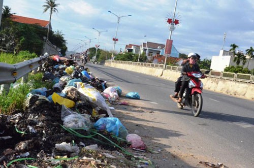 Nhà máy rác trễ hẹn, hôi thối khắp nơi
