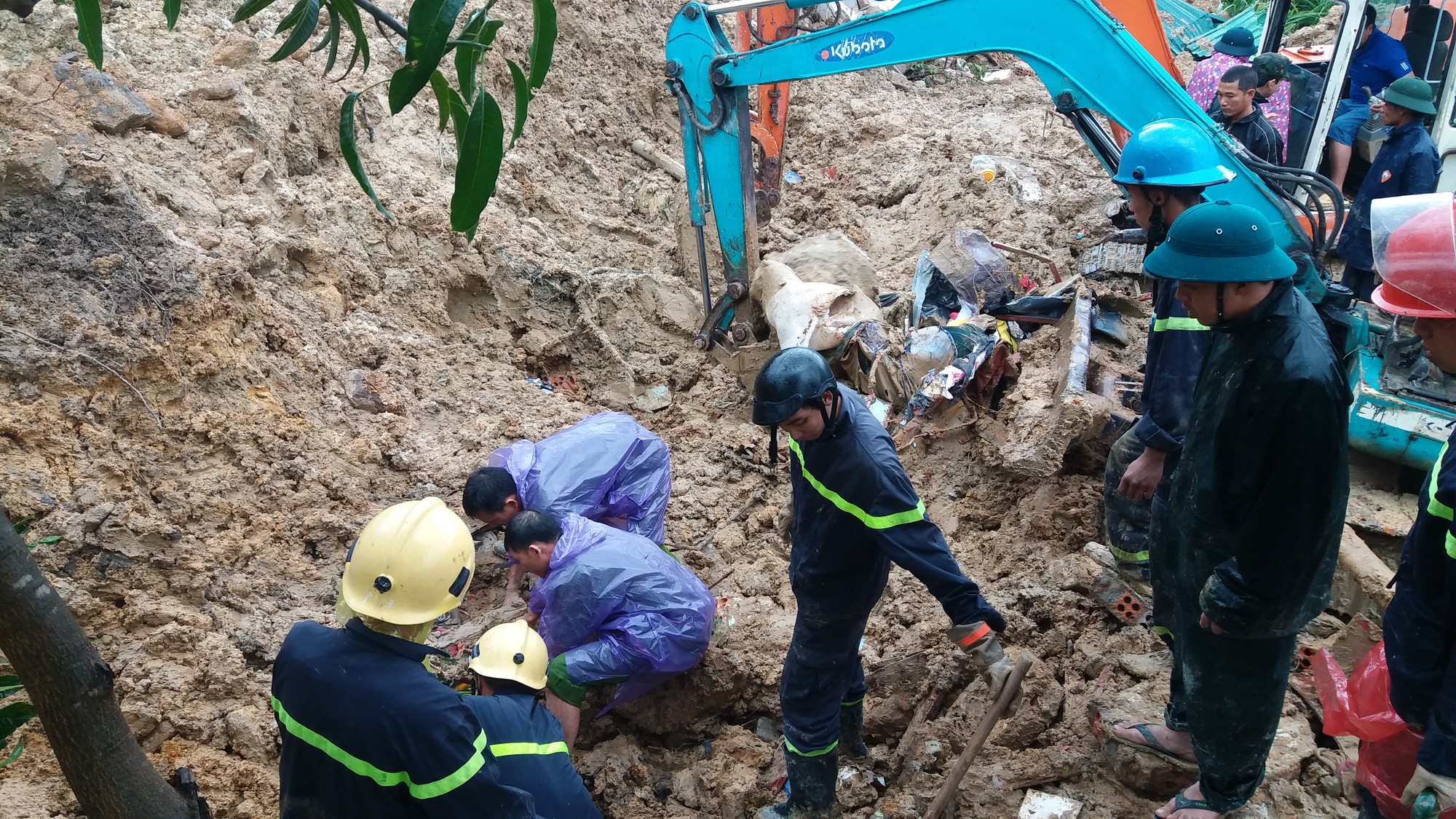 Vụ sạt lở 3 người chết c&ugrave;ng một nh&agrave;: Lạc giọng giữa đ&ecirc;m khuya kh&ocirc;ng tiếng đ&aacute;p lại - Ảnh 6.