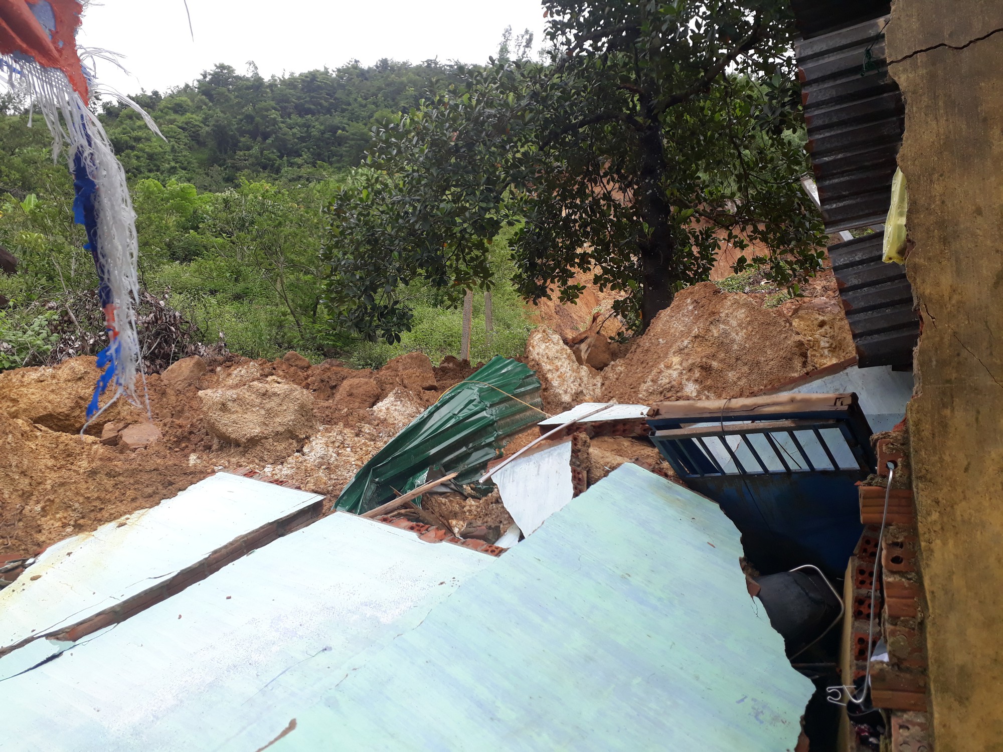Vụ sạt lở 3 người chết c&ugrave;ng một nh&agrave;: Lạc giọng giữa đ&ecirc;m khuya kh&ocirc;ng tiếng đ&aacute;p lại - Ảnh 5.