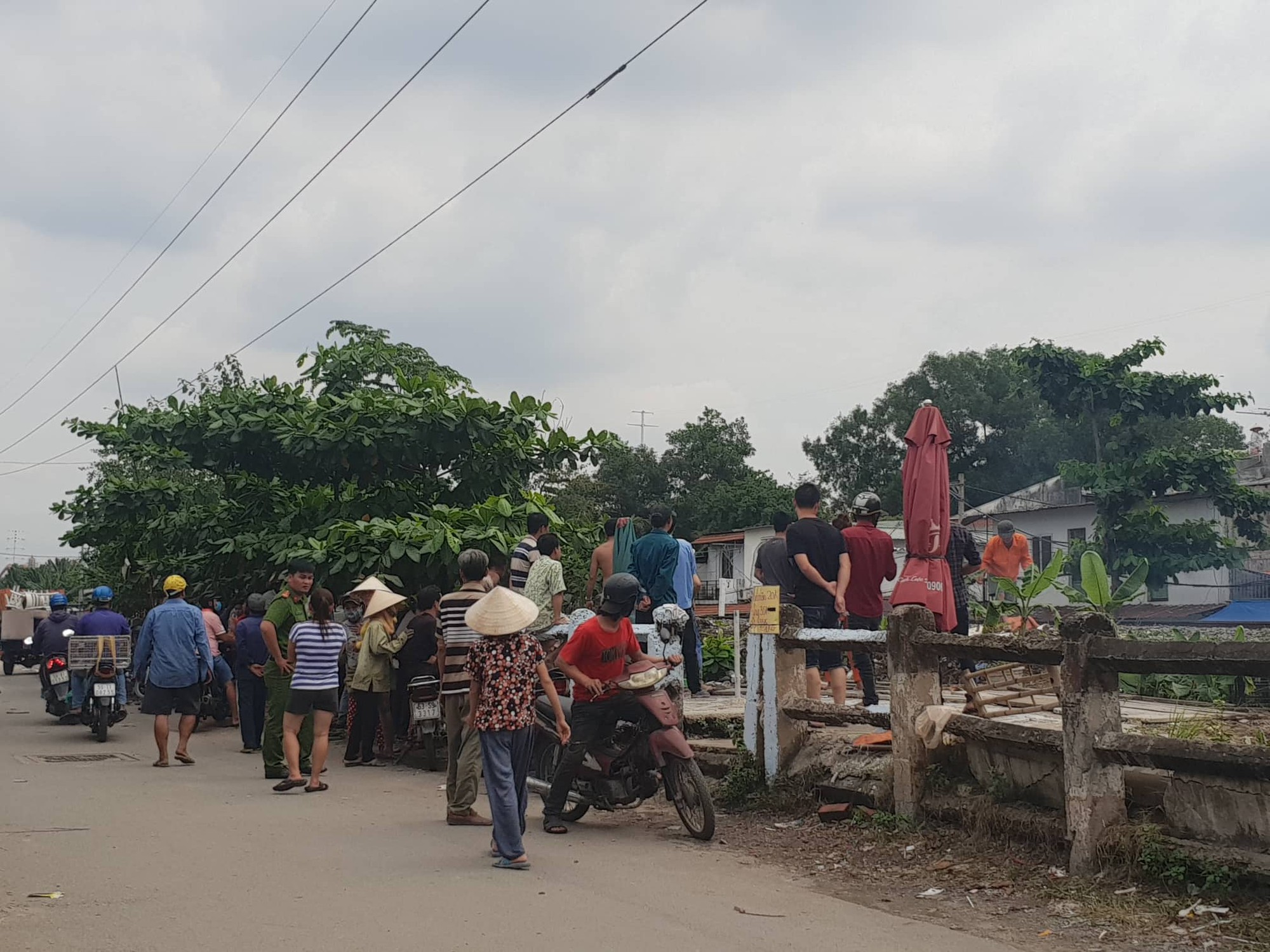TP HCM: Kinh hãi thấy người phụ nữ lao vào tàu hỏa