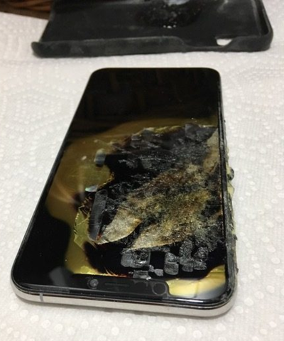 iPhone Xs Max bốc kh&oacute;i trong t&uacute;i quần - Ảnh 1.