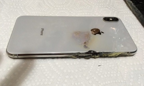 iPhone Xs Max bốc kh&oacute;i trong t&uacute;i quần - Ảnh 2.