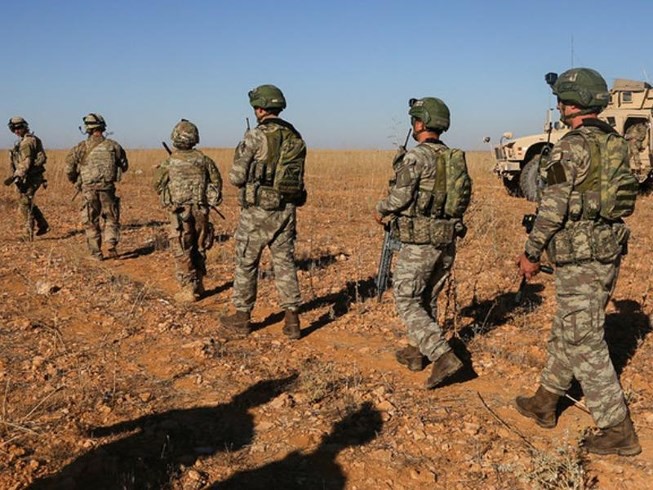 Xe bọc thép chở nhóm binh sĩ Mỹ đầu tiên rút khỏi Syria