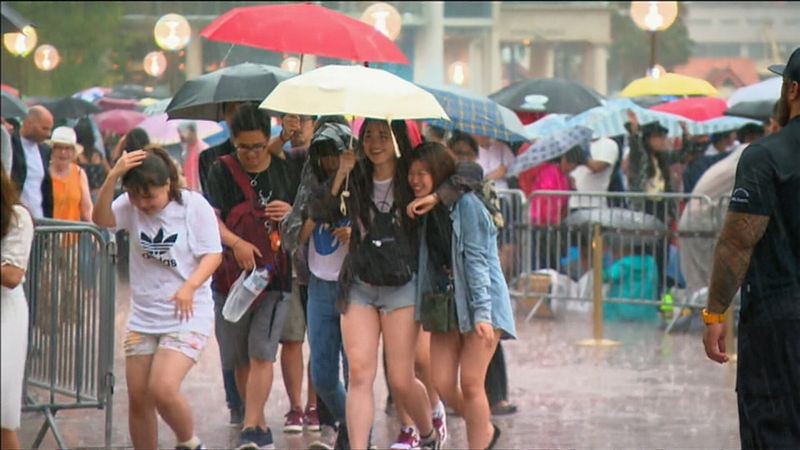 Ch&acirc;u &Aacute; rộn r&agrave;ng bước qua năm mới 2019 - Ảnh 1.