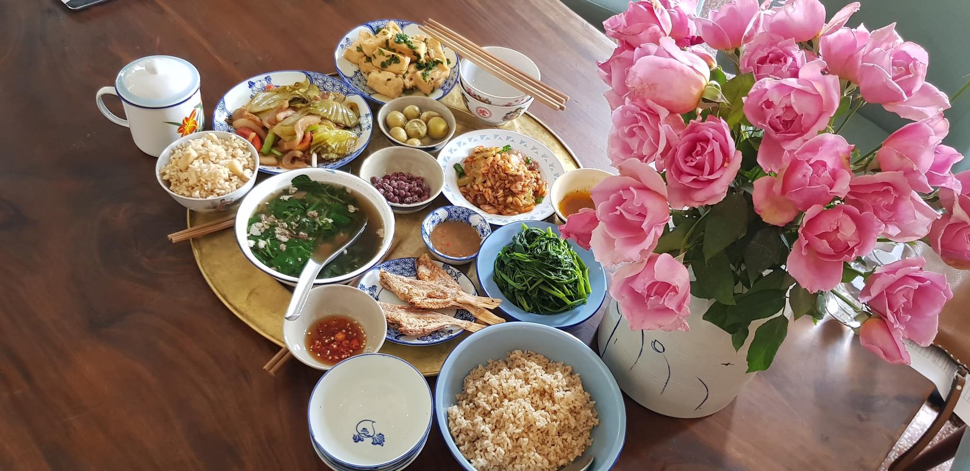 Xúc động "bữa cơm bao cấp" trong chiều cuối năm rét buốt