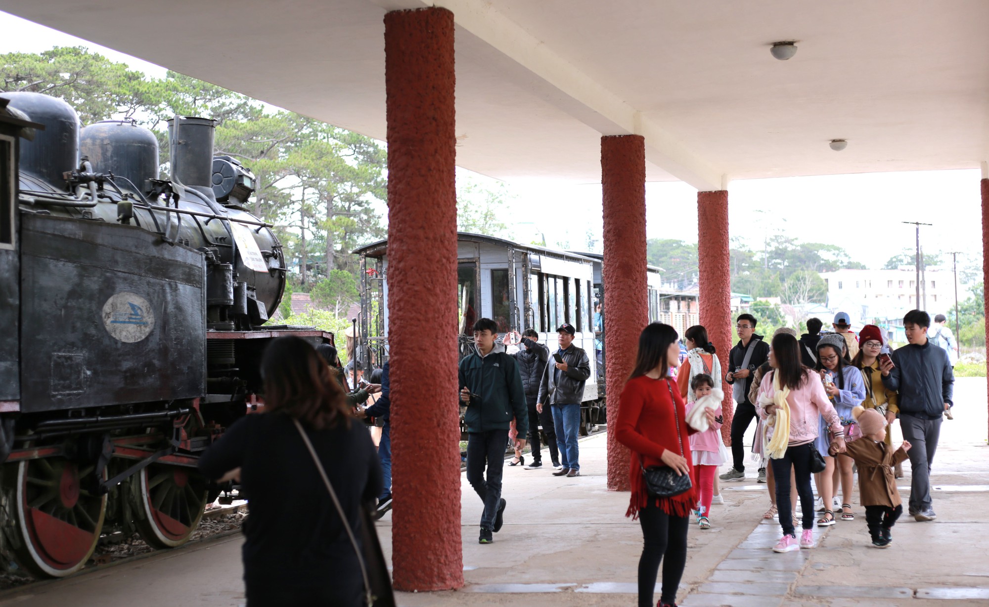 Du kh&aacute;ch đội r&eacute;t &ugrave;n &ugrave;n l&ecirc;n Đ&agrave; Lạt dịp Tết dương lịch - Ảnh 2.