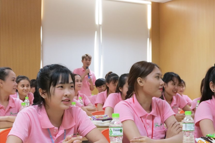 “Sếp thích chị đó, xuống vuốt vai hoài, đó có phải quấy rối không?” - Ảnh 1.