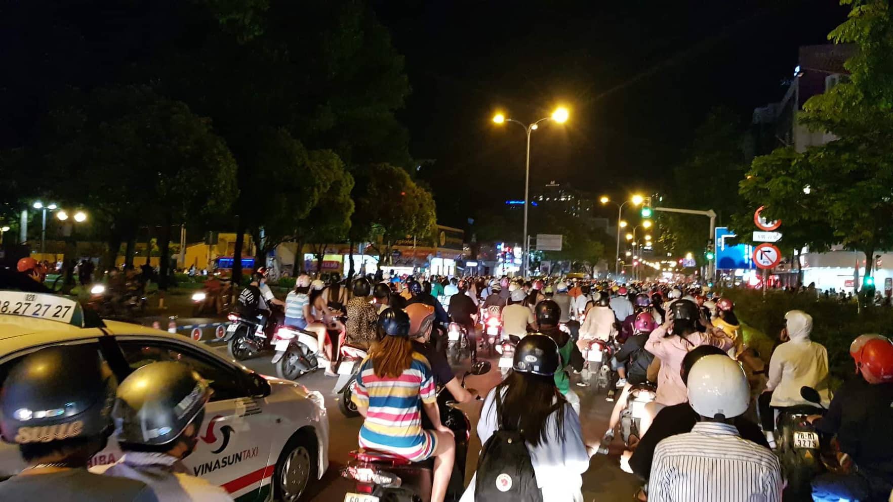 Clip: TP HCM tưng bừng đón năm mới 2019 - Ảnh 2.