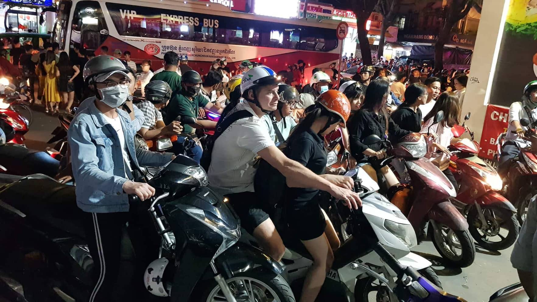 Clip: TP HCM tưng bừng đón năm mới 2019 - Ảnh 3.