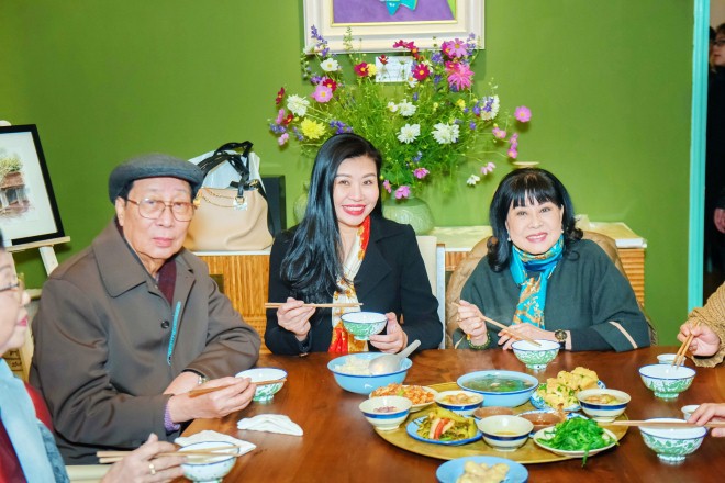Xúc động bữa cơm bao cấp trong chiều cuối năm rét buốt - Ảnh 3.