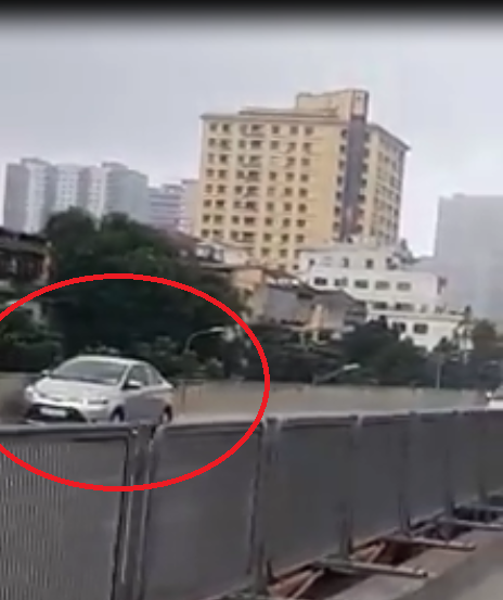 Xế hộp liều lĩnh chạy lùi ở đường trên cao có hàng trăm ôtô di chuyển tốc độ cao - Ảnh 2.