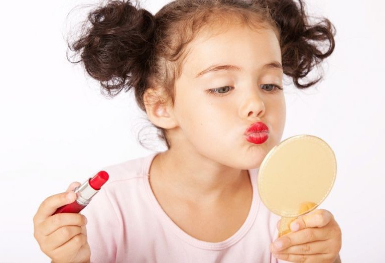 Tác động đáng sợ của hóa chất trong son môi, dầu gội lên bé gái