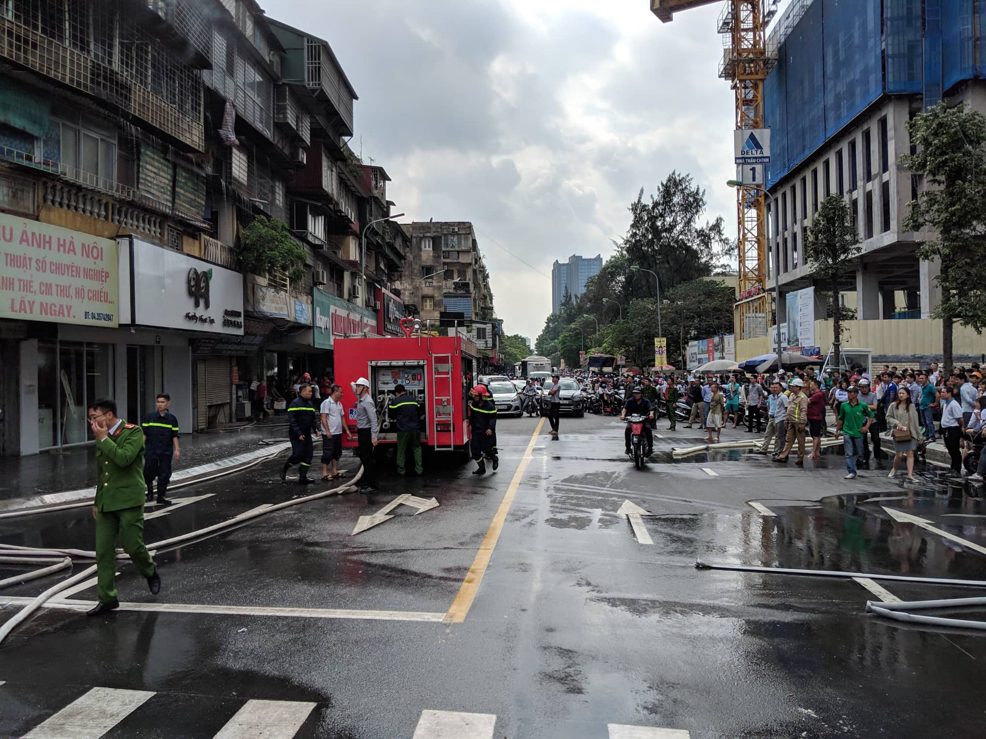 Ch&aacute;y b&ugrave;ng ph&aacute;t ở chung cư, h&agrave;ng trăm người chạy t&aacute;n loạn - Ảnh 4.