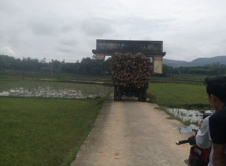 Cười ra nước mắt cảnh xe máy cày dỡ cả cổng làng chở đi
