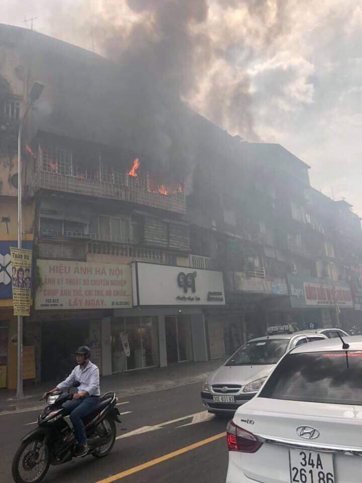 Ch&aacute;y b&ugrave;ng ph&aacute;t ở chung cư, h&agrave;ng trăm người chạy t&aacute;n loạn - Ảnh 1.