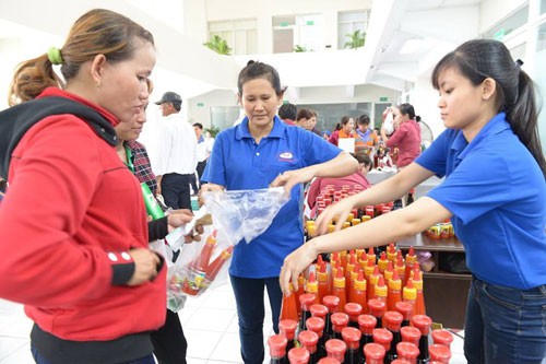 THỰC PHẨM BẨN TUỒN VỀ CHỢ C&Ocirc;NG NH&Acirc;N (*): Đưa thực phẩm sạch đến c&ocirc;ng nh&acirc;n - Ảnh 1.