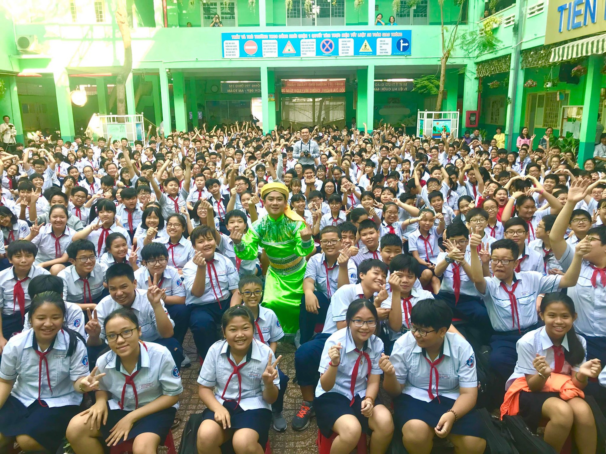 Cậu b&eacute; th&ocirc;ng minh Chấn Cường 20 năm quay lại trường xưa - Ảnh 2.