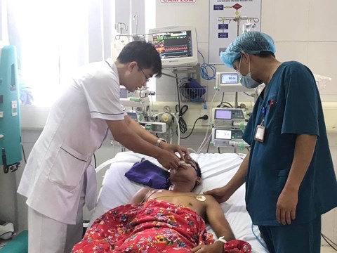 B&aacute;c sĩ chia sẻ c&aacute;ch sơ cứu khi bị điện giật - Ảnh 1.