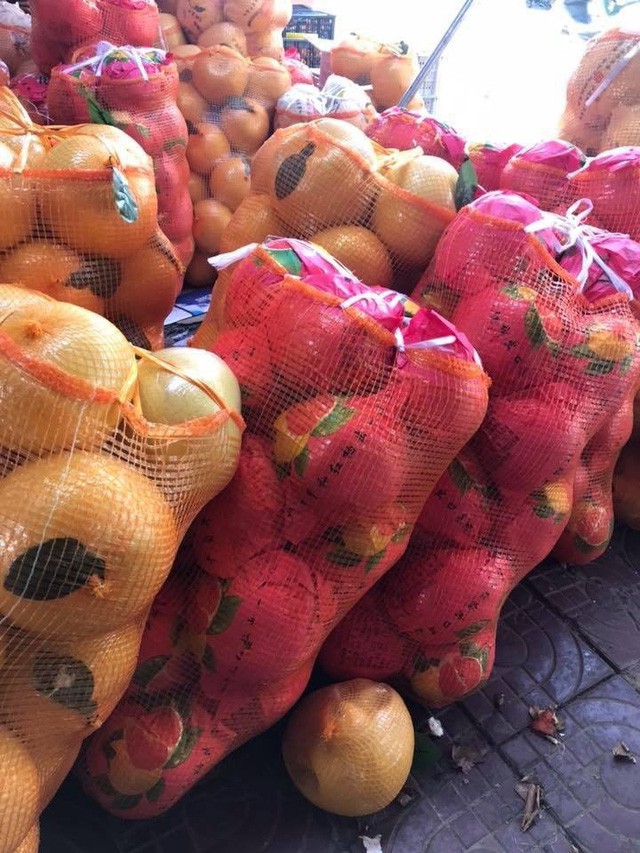 Bưởi Trung Quốc khổng lồ, vỏ v&agrave;ng b&oacute;ng tr&agrave;n về chợ Việt - Ảnh 3.