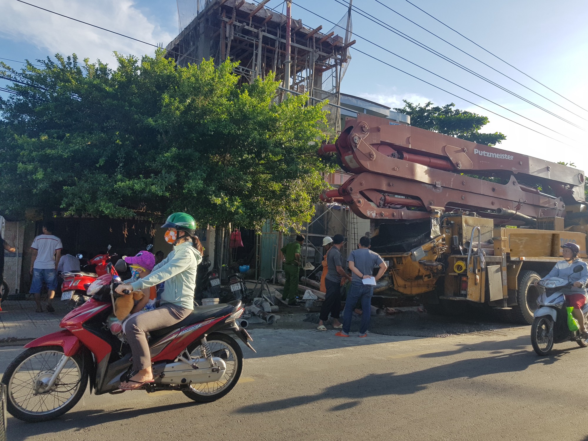 Đang làm việc, 2 công nhân bất ngờ bị điện giật