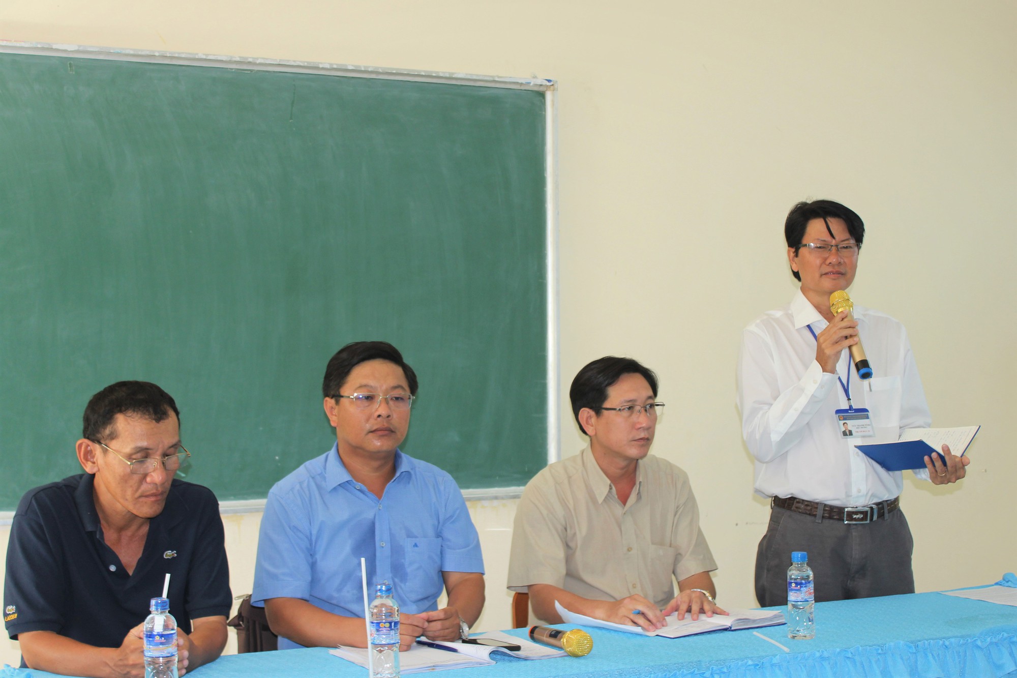Vụ mẹ học sinh x&uacute;c phạm nh&agrave; gi&aacute;o ở Bạc Li&ecirc;u: Phụ huynh xin lỗi thầy gi&aacute;o - Ảnh 1.