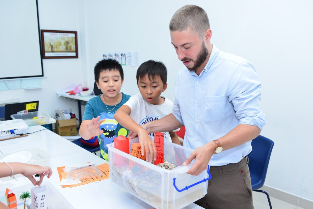 Tiền lương tính đóng BHXH bắt buộc với lao động nước ngoài