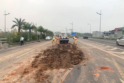 Đổ bùn đất giữa đường gần sân bay Nội Bài, nhiều ôtô tông nhau liên hoàn