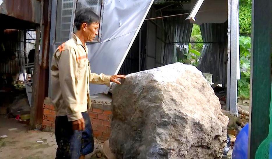 Ráo riết di dời dân khỏi vùng "đá bay"