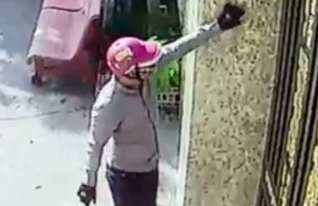 Clip nghi vấn nam thanh niên đẩy camera để trộm 76 lượng vàng và hơn 3 tỉ đồng