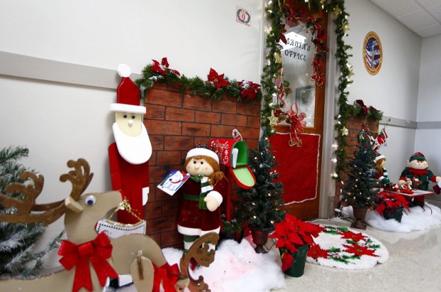 Gợi &yacute; trang tr&iacute; Noel cho văn ph&ograve;ng c&ocirc;ng ty đẹp v&agrave; ấn tượng nhất - Ảnh 13.