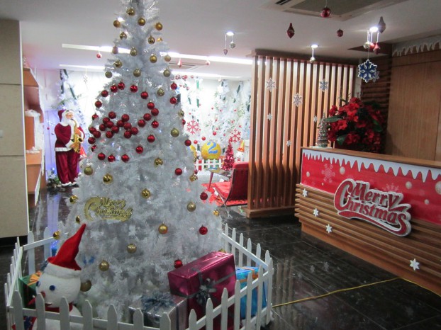 Gợi &yacute; trang tr&iacute; Noel cho văn ph&ograve;ng c&ocirc;ng ty đẹp v&agrave; ấn tượng nhất - Ảnh 16.