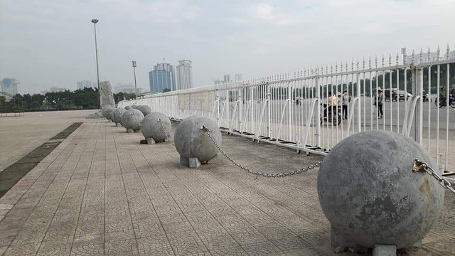 Di chuyển 40 quả cầu xích quanh sân Mỹ Đình trước trận Việt Nam-Philippines - Ảnh 2.