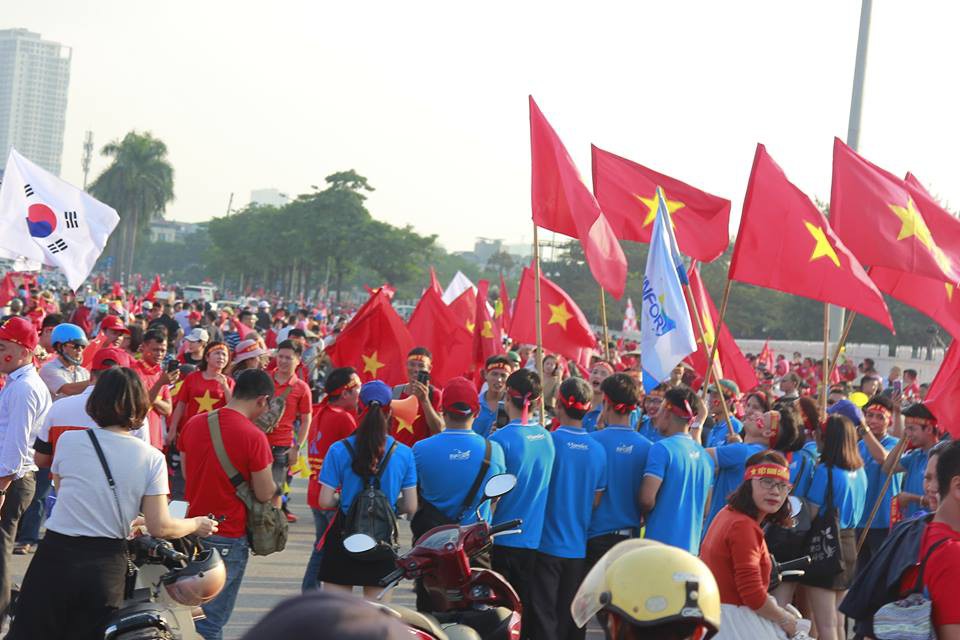S&acirc;n Mỹ Đ&igrave;nh nhuộm đỏ, n&oacute;ng rực trước trận Việt Nam-Philippines - Ảnh 1.